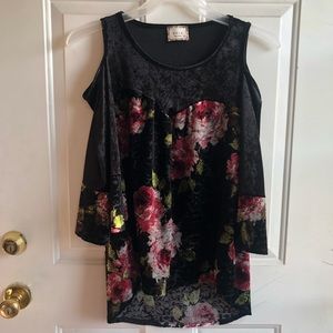 BNLK women’s hi-lo floral velvet cold shoulder top size M